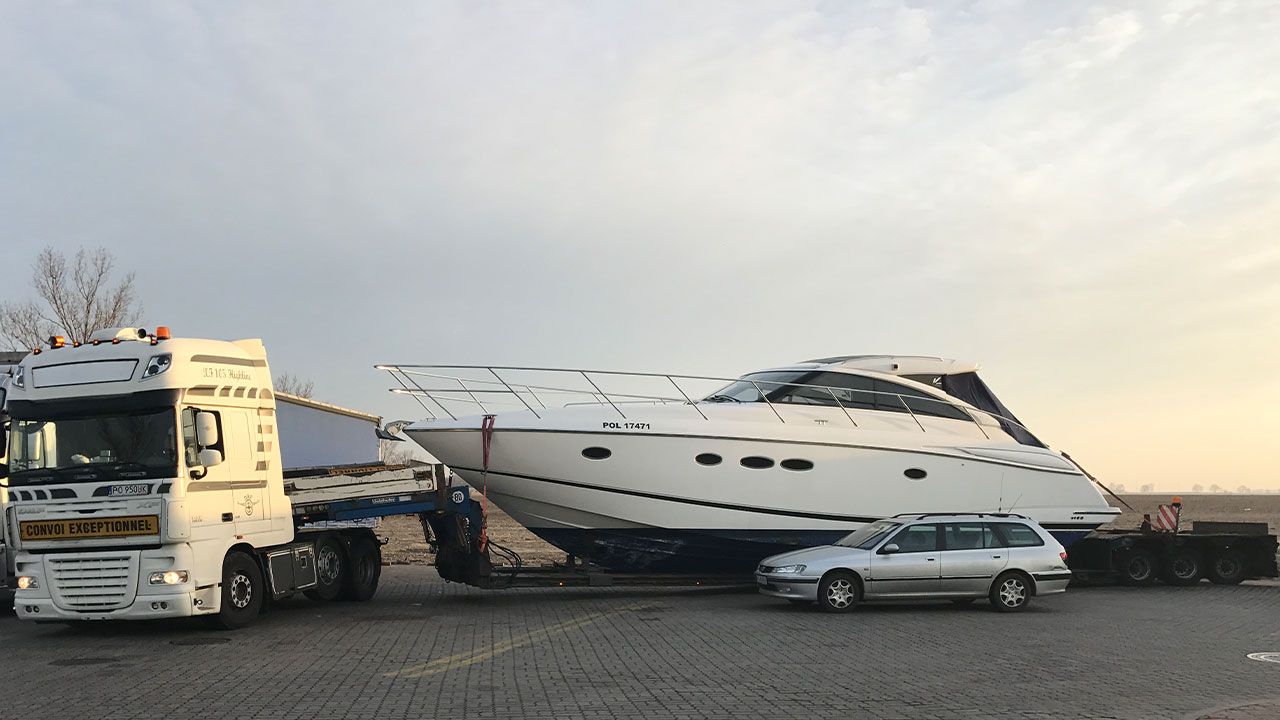 Transport of the Princess V45 yacht 05