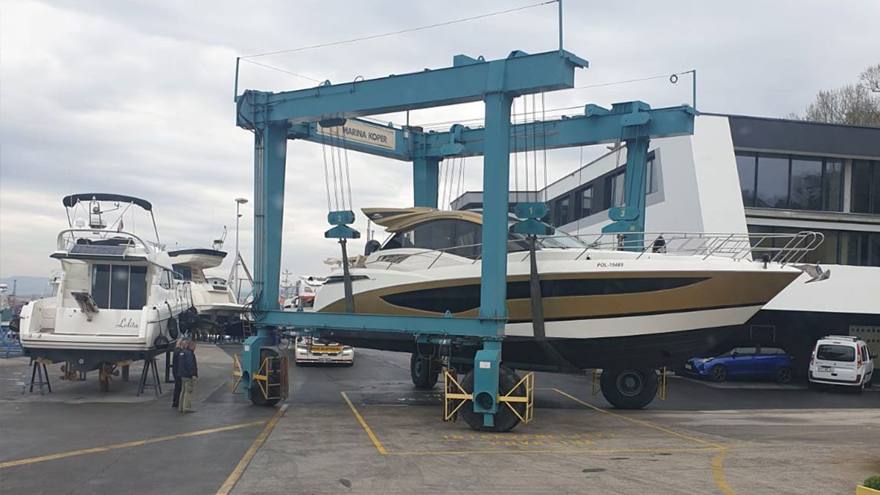 Transport of the Galeon 445 HTS boat 07