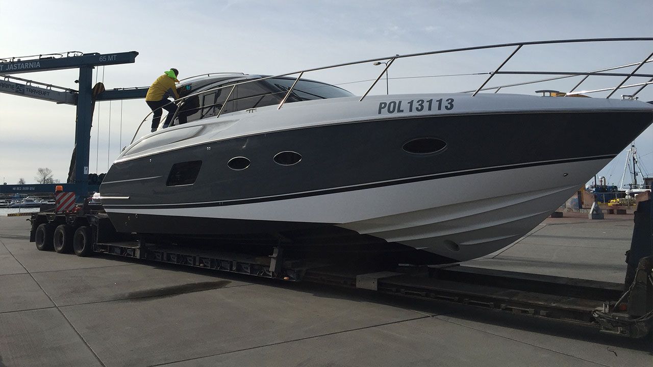 Transport of the Princess V39 yacht 03