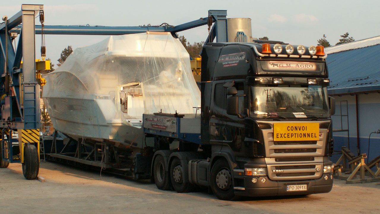 Transport of the yacht Galeon 440 Fly