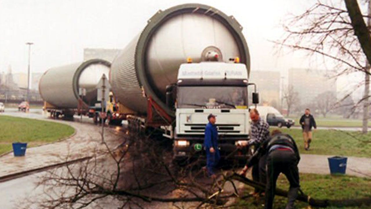 Transport of four beer tanks