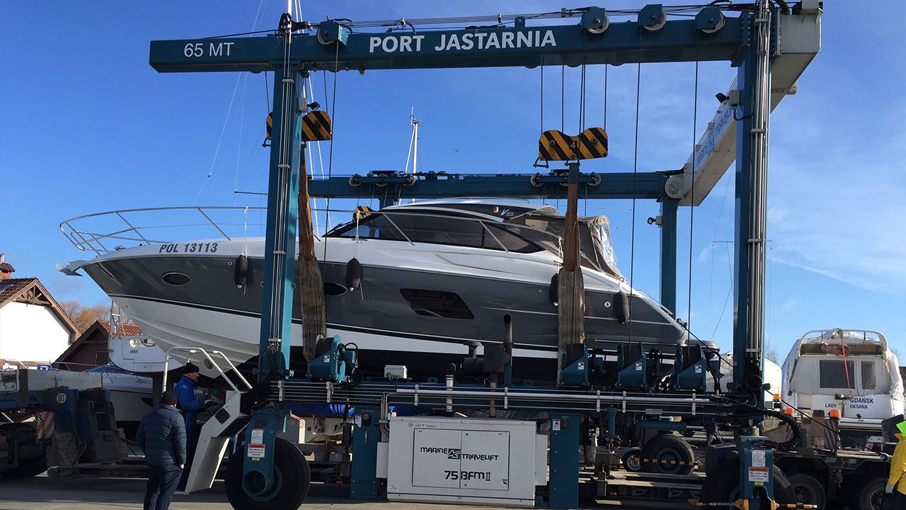 Transport of the Princess V39 yacht 05