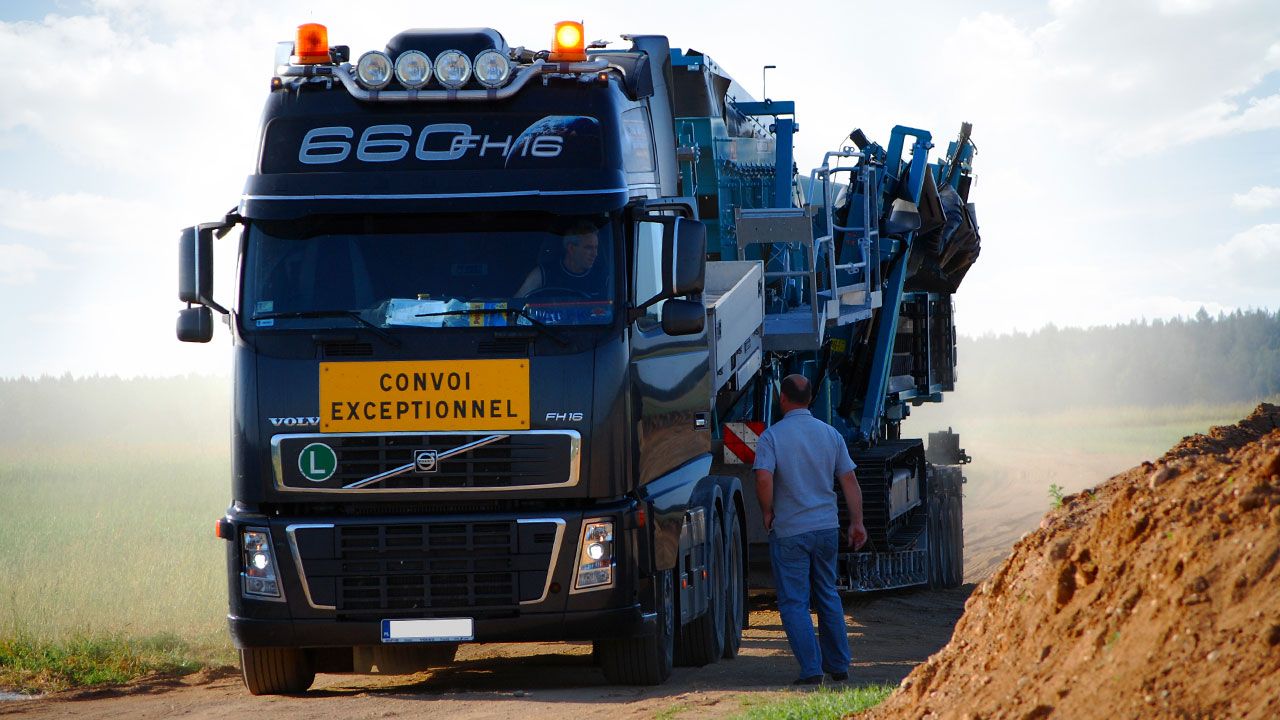 Transport of the Powerscreen Chieftain 2100 X screen