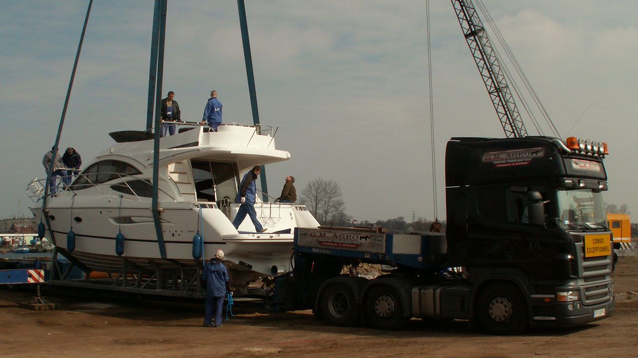 Transport łodzi motorowej