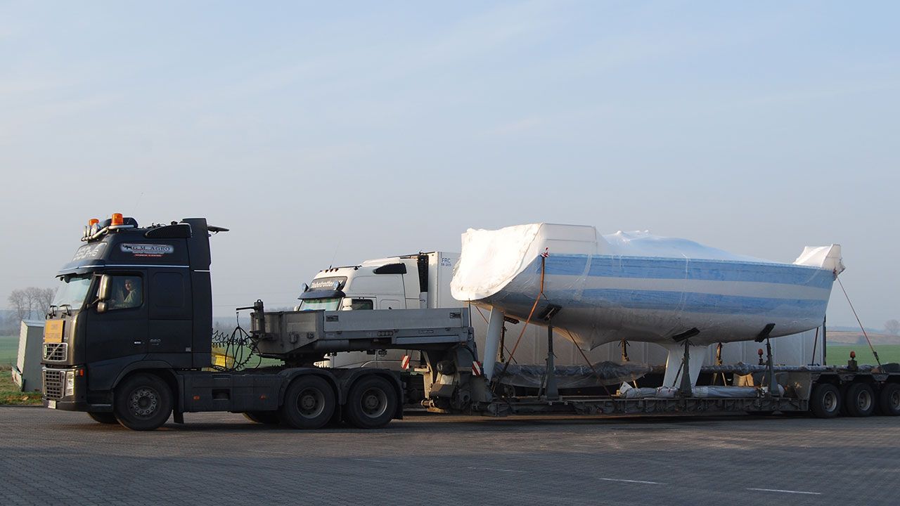 Sailing yacht transport