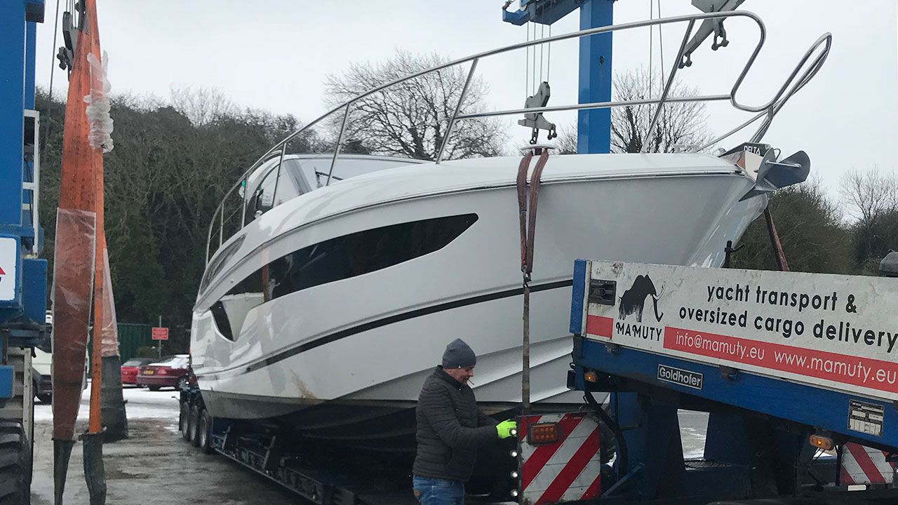 Transport of the Princess V40 yacht 06