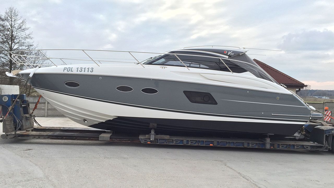 Transport of the Princess V39 yacht 02