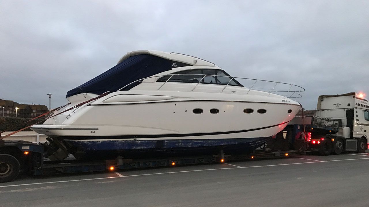 Transport of the Princess V45 yacht 04