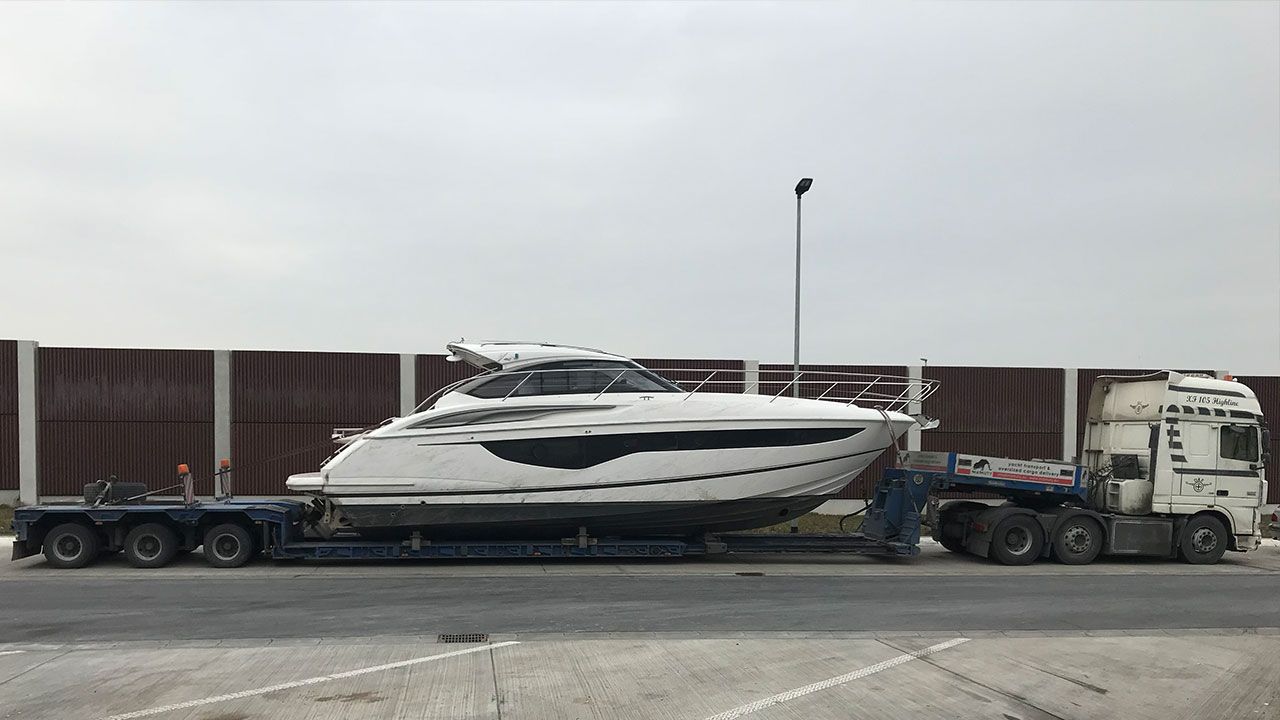 Transport of the Princess V40 yacht 09