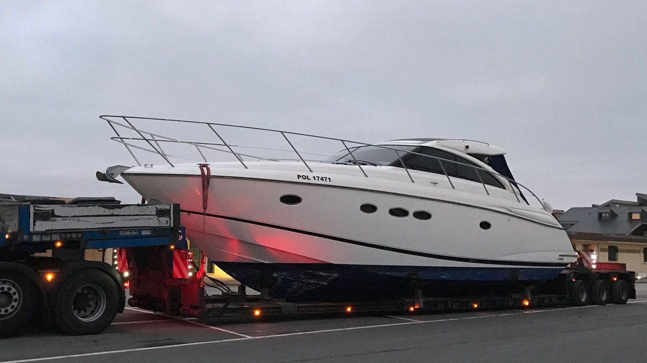 Transport of the Princess V45 yacht 02
